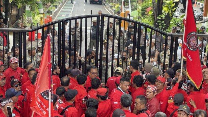 Massa organisasi kemasyarakatan (ormas) Pemuda Batak Bersatu (PBB) melakukan aksi unjuk rasa di depan gedung Pemerintah Kota Bekasi, Jawa Barat, Selasa (24/9/2024). (Istimewa)