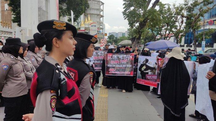 Massa Rakyat Sumut Bergerak melakukan unjuk rasa damai di depan Gedung Kantor Gubernur Sumatera Utara, Jalan Imam Bonjol, Medan (27/8/2024) 