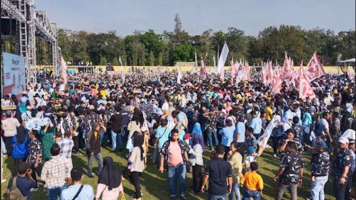 Massa memadati kegiatan kampanye bertajuk konser akbar Calon Presiden dan Calon Wakil Presiden Prabowo Subianto dan Gibran Rakabuming Raka di Stadion Baharoeddin Siregar Lubuk Pakam Rabu, (7/2/2024).
