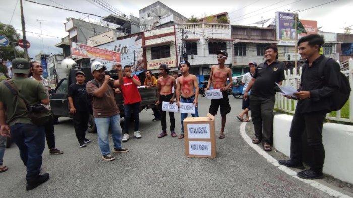 Masyarakat menyerahkan kotak kosong ke Komisi Pemilihan Umum (KPU) Kabupaten Asahan untuk berkontestasi di Pilkada 2024, Rabu (4/9/2024). KPU Asahan mengaku masih ada partai yang sudah berkordinasi terkait pendaftaran silon yang merupakan tahap awal pendaftaran bakal calon Bupati dan wakil Bupati. (Alif Alqadri Harahap/tribun-medan.com)
