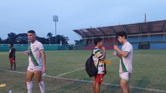 Dua Pemain Asing PSMS Medan Kim Jin Sung dan Matheus Souza setelah menjalani latihan tambahan di Stadion Teladan, Senin (4/9/2023). 