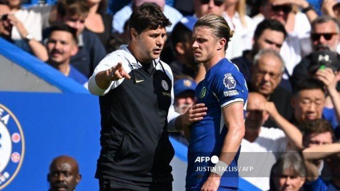 Pelatih kepala Chelsea asal Argentina, Mauricio Pochettino (Kiri) berbicara dengan gelandang Chelsea, Conor Gallagher (kanan) selama pertandingan sepak bola Liga Premier Inggris antara Chelsea dan Nottingham Forest di Stamford Bridge di London pada 2 September 2023.