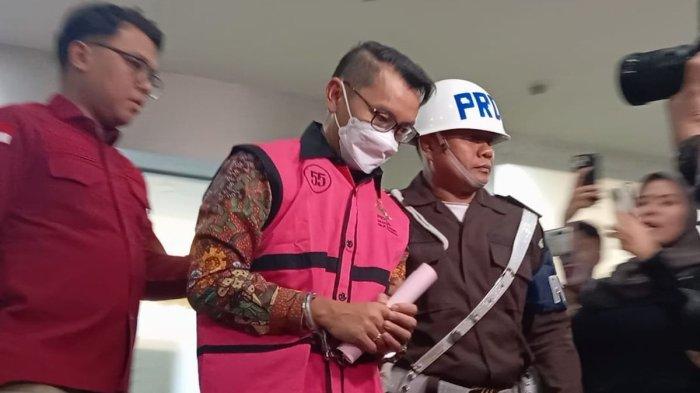 DITAHAN - Tersangka Maya Kusmaya saat digiring ke mobil tahanan usai diperiksa di Gedung Kartika Kejaksaan Agung, Jakarta, Rabu (26/2/2025). Kejagung menetapkan dua tersangka baru dalam kasus dugaan korupsi tata kelola minyak mentah dan produk kilang PT Pertamina (Persero).
