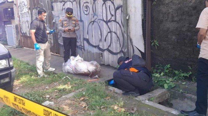 PENEMUAN MAYAT- Mayat Al-Bashar (32) ditemukan terbungkus karung di pinggur jalan Daan Mogot, KM. 21, Batuceper, Kota Tangerang, Banten, Selasa (22/4/2025)  