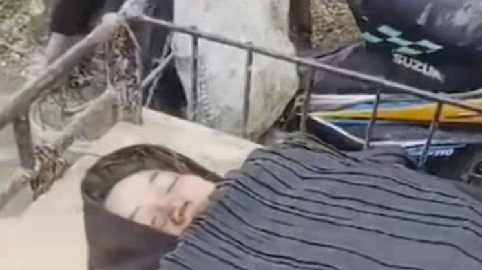Tangkapan layar mayat wanita diduga hendak dibuang menggunakan becak barang oleh dua pria tak dikenal di Gang Keluarga Ujung, Desa Manunggal, Kecamatan Labuhan Deli, Kabupaten Deliserdang.