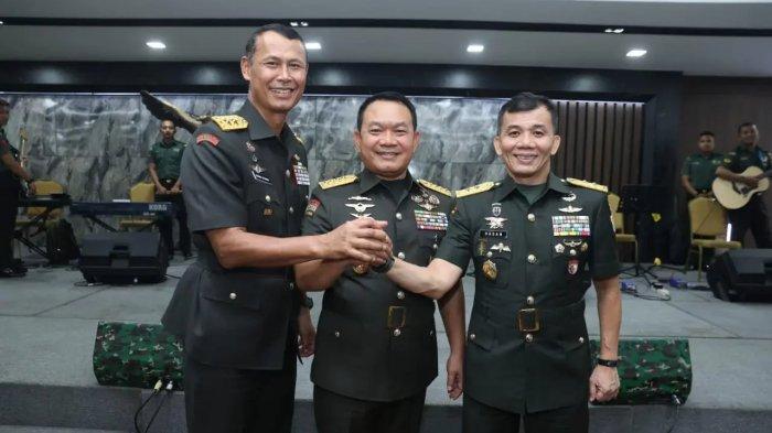 Kepala Staf Angkatan Darat (Kasad) Jenderal TNI Dr. Dudung Abdurachman bersama Mayor Jenderal TNi Mochammad Hasan (kanan)
