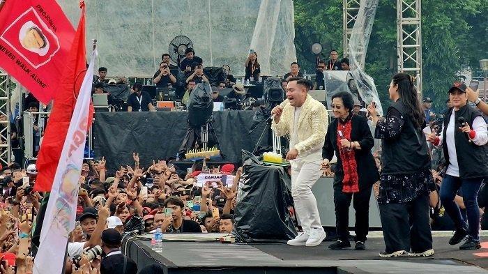 Megawati Soekarno Putri berjoget bareng Nassar KDI saat kampanye akbar terakhir di Semarang, Jawa Tengah, Sabtu (10/2/2024)