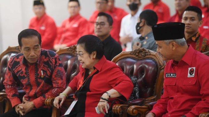 Ketua Umum PDI Perjuangan Megawati Sukarnoputri (tengah) berbincang dengan Presiden Joko Widodo (kiri) dan Bakal Capres Ganjar Pranowo (kanan) saat berlangsungnya Rakernas PDI Perjuangan di Jakarta, Selasa (6/6/2023). Rakernas PDI Perjuangan yang berlangsung 6-8 Juni 2023 itu mengangkat tema fakir miskin dan anak-anak terlantar dipelihara oleh negara. (ANTARA FOTO/AKBAR NUGROHO GUMAY)