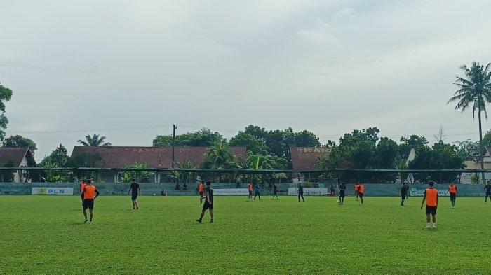 Tim PSMS Medan melakukan latihan rutin di Stadion TD Pardede, Deliserdang, Kamis (17/10/2024). PSMS matangkan taktikal dan strategi jelang menghadapi PSPS Pekanbaru.