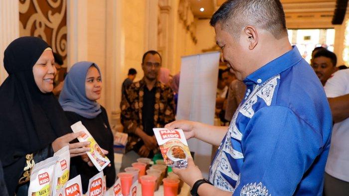 Kapolda Sumut Irjen Pol Agung Setya melihat hasil produk pelaku UMKM pada stan UMKM Sumut dalam rangka menginisiasi kerjasama business to business (B to B) antara para pelaku Usaha Mikro Kecil dan Menengah (UMKM) dengan 14 hotel berbintang di Kota Medan, Jumat (11/8/2023).