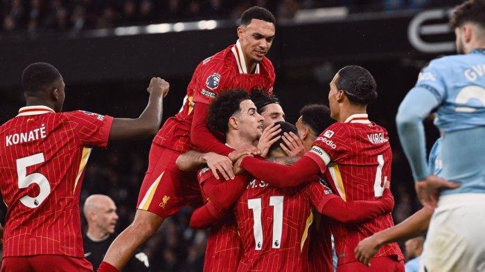 MENANG - Pemain Liverpool selebrasi usai berhasil mencetak gol ke gawang Manchester City. Dalam big match Man City vs Liverpool ini, The Reds berhasil menang 0-2 pada pekan ke-26 Liga Inggris 2024-2025, Minggu (24/2/2025)