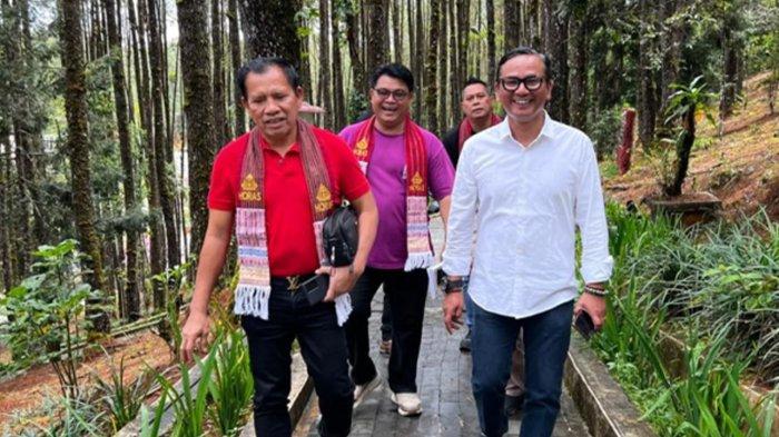 MENDAKI SALIB KASIH - Panitia Paskah Nasional 2025 mendaki Salib Kasih, Bukti Siatas Barita, Tapanuli Utara, 16 April 2025. Lokasi ini akan menjadi destinasi dalam Napak Tilas Penginjilan di Sumatera.