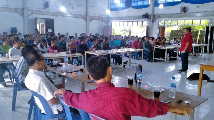Ketua DPD PDI Perjuangan Sumut Drs Rapidin Simbolon MM mengedukasi warga akar rumput lewat materi pendidikan politik cerdas bersama Ketua Kerawan (Kerasulan Awam) Keuskupan Agung Sibolga Pastor Posma Manalu di Gereja Katolik SPM Ratu Damai Paroki Salib Suci Keuskupan Agung Mendrehe Kabupaten Nias Barat, Selasa (28/11/2023).
