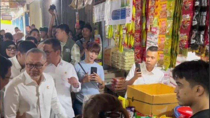 Menko Bidang Pangan Zulhas tinjau harga bahan pokok ke  Pasar Sei Sikambing Medan, Selasa (21/1/2025). Dirinya kaget karena Minyak curah harganya yang cukup mahal.  (Tribun Medan/Anisa)