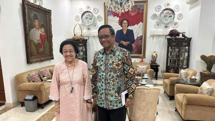 Menko Polhukam Mahfud MD dan Ketua Umum PDIP Megawati Soekarnoputri di Jalan Teuku Umar Nomor 29 RT 1/RW 1, Gondangdia, Kecamatan Menteng, Jakarta Pusat, Selasa (17/10/2023) malam. (WAG)
