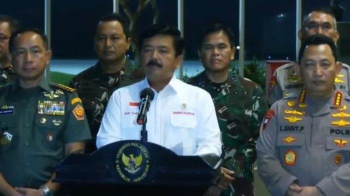 Menteri Koordinator Bidang Politik, Hukum, dan Keamanan (Menko Polhukam) Hadi Tjahjanto didampingi Panglima TNI dan Kapolri dalam konferensi pers terkait kedatangan Pilot Susi Air Philip Mehrtens usai tiba di Jakarta, Sabtu (21/9/2024). Kapten Philip sebelumnya disandera oleh KKB dan kini telah dibebaskan.(Tangkapan layar YouTube KompasTV)