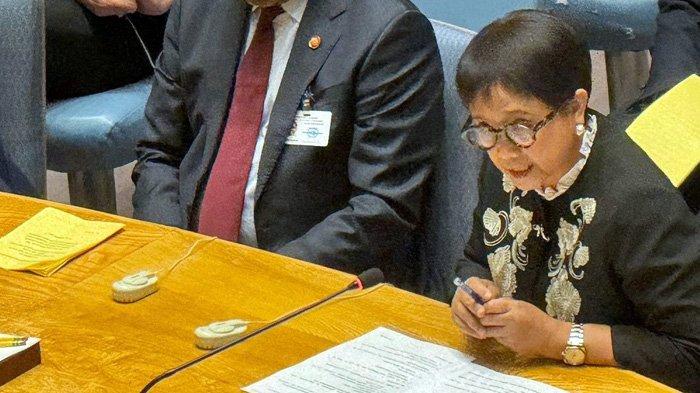 Menteri Luar Negeri Indonesia Retno Marsudi menyampaikan pidatonya dengan tegas di DK PBB di New York, Amerika Serikat, Selasa (23/1/2024) waktu setempat. Menlu Retno menegaskan tujuan akhir Israel ialah untuk menghapus Palestina dari peta dunia. Oleh sebab itu, Retno mendesak Dewan Keamanan Perserikatan Bangsa Bangsa (DK PBB) untuk segera menghentikan kengerian warga Palestina di Gaza akibat tindakan Israel. (Dok. Kemenlu RI)