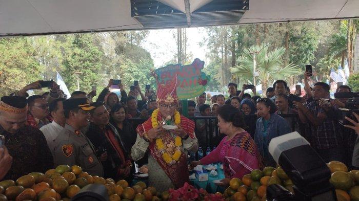 Menparekraf RI Sandiaga Salahuddin Uno mencicipi buah-buahan khas dari Kabupaten Karo, saat menghadiri Festival Bunga dan Buah Karo, di Taman Mejuah-Juah, Berastagi, Jumat (5/7/2024).