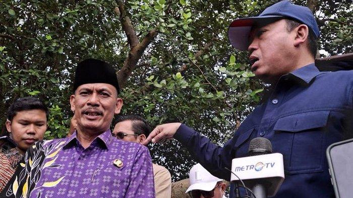 Menteri ATR/BPN, Nusron Wahid dan Kepala Desa Kohod, Arsin saat meninjau area laut yang memiliki SHGB dan SHM, di Desa Kohod, kabupaten Tangerang, Banten, Jumat (24/1/2025).(KOMPAS.com/Acep Nazmudin)