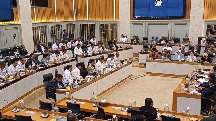 BAHAS PAGAR LAUT - Menteri Kelautan dan Perikanan (KP) Sakti Wahyu Trenggono dalam rapat Komisi IV DPR RI, Kompleks Parlemen, Jakarta, Kamis (27/2/2025). Sakti mengungkap ada dua pelaku pembangunan pagar laut sepanjang 30 km di perairan Kabupaten Tangerang, Banten.