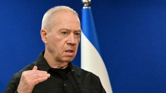 Menteri Pertahanan Israel Yoav Gallant berbicara saat konferensi pers bersama dengan Menteri Pertahanan AS, di Tel Aviv pada 18 Desember 2023. Ia baru-baru ini mengungkap rencananya tentang pemerintahan Gaza setelah perang.(AFP/ALBERTO PIZZOLI)