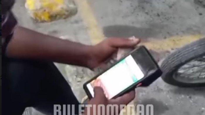 Mesin pembayaran Elektronik Parking (E-Parking) digunakan untuk bermain judi slot oleh juru parkir di Medan, viral di sosial media. Kadishub Medan, Iswar Lubis akan menegur perusahaan dan pecat jukir.