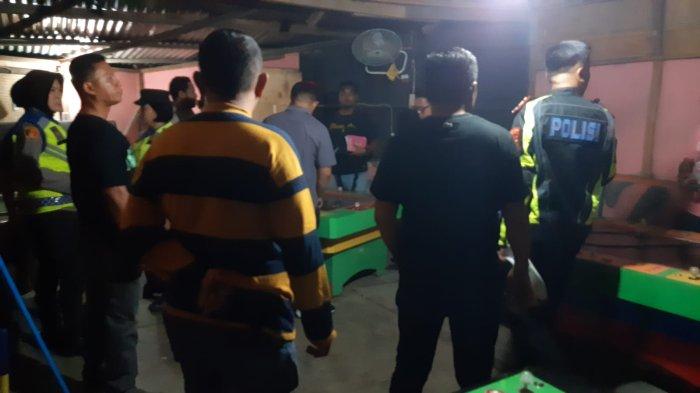 Kapolres Asahan Rocky H Marpaung SIK mengerahkan personel menggerebek lokasi dan praktik perjudian di Ruko Komplek Perumahan Graha Kisaran, Sabtu (19/8/2023). penggerebekan dilakukan pada Pukul 20.35 WIB.