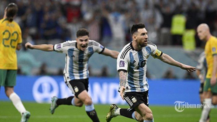 Penyerang Argentina Lionel Messi (kedua dari kanan) merayakan dengan penyerang Argentina Julian Alvarez  