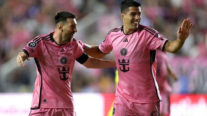FORT LAUDERDALE, FLORIDA - MARCH 13: Lionel Messi #10 of Inter Miami CF celebrates with Luis Suarez #9 after scoring a goal in the 23rd minute against the Nashville SC during the first half in the Concacaf Champions Cup Round of 16 match at Chase Stadium on March 13, 2024 in Fort Lauderdale, Florida. Brennan Asplen/Getty Images/AFP (Photo by Brennan Asplen / GETTY IMAGES NORTH AMERICA / Getty Images via AFP)