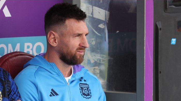 Alasan megabintang timnas Argentina, Lionel Messi, absen melawan Bolivia akhirnya terungkap. Rupanya, usia La Pulga tak merestuinya main di atas awan.