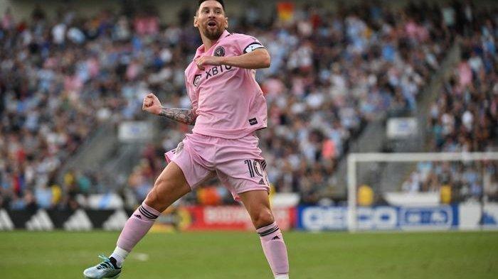 Lionel Messi rayakan gol dalam duel Philadelphia Union vs Inter Miami pada semifinal Leagues Cup di Subaru Park, Chester (15/8/2023).