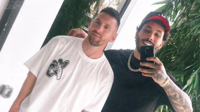 Lionel Messi telah siap untuk menghadiri penerimaan penghargaan Ballon d'Or 2023. Messi telah rapi dan siap ke acara tersebit setelah memotong rambutnya. Messi akan menerima penghargaan Ballon d'Or di Paris.