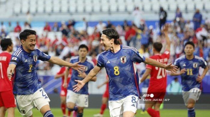 Gelandang Jepang #08 Takumi Minamino melakukan selebrasi setelah mencetak gol pertama timnya pada pertandingan sepak bola Grup D Piala Asia AFC Qatar 2023 antara Jepang dan Vietnam di Stadion Al-Thumama di Doha pada 14 Januari 2024. Hasil Piala Asia 2023: brace Takumi Minamino antarkan Jepang menang 4-2 dari Vietnam, tim Samurai Biru nangkring di puncak Grup D sementara.