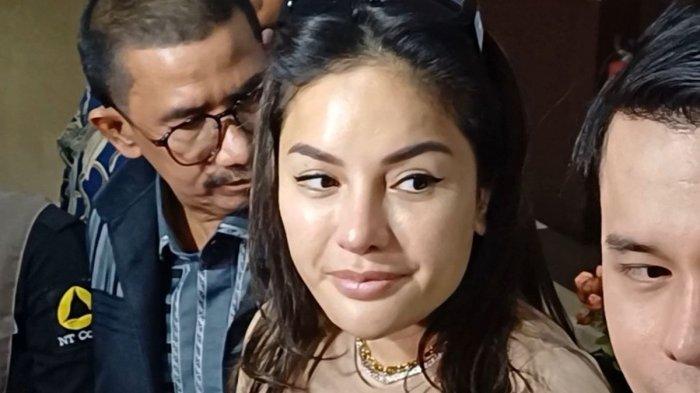 LAPORKAN BALIK: Artis Nikita Mirzani usai diperiksa dalam kasus Vadel Badjideh di Polres Metro Jakarta Selatan, Rabu (30/10/2024) lalu. Nikita Mirzani kembali dilaporkan atas kasus pemerasan.(KOMPAS.com/MELVINA TIONARDUS)