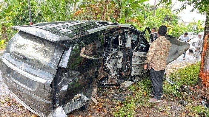 KADIS KESEHATAN KECELAKAAN - Mitsubishi Pajero yang dikemudikan oleh Kepala Dinas Kesehatan Aceh Utara mengalami kehilangan kendali dan rusak pasah usai menabrak pohon yang berada di pinggir jalan nasional kawasan Lhoksukon, Aceh Utara, Jumat (14/3/2025) pagi.