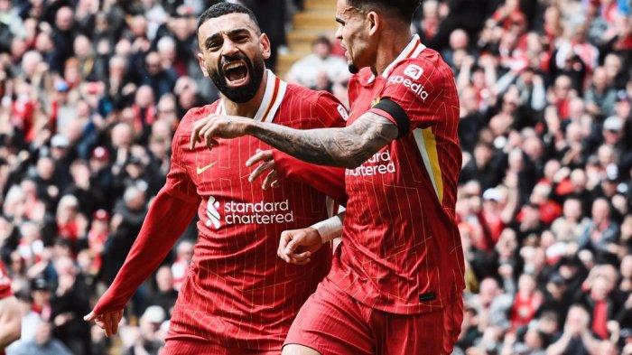 SELEBRASI - Pemain Liverpool, Mohamed Salah dan Luis Diaz selebrasi usai cetak gol ke gawang West Ham di peka me-32 Liga Inggris. Liverpool berhasil melanjutkan dominasinya di Liga Inggris 2024/2025. Kali ini giliran West Ham yang menjadi korbannya.