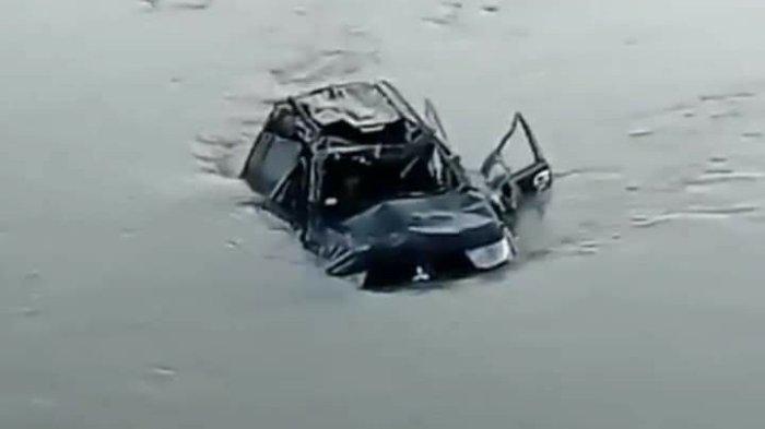 Mobil Mitsubishi Pajero Sport terjun bebas ke Sungai Batang Serangan tepatnya di Dusun Titi Kurus, Desa Karya Jadi, Kecamatan Batang Serangan, Kabupaten Langkat, Sumatera Utara, Kamis (26/10/2023).