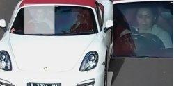 Mobil Porsche dikemudian perempuan