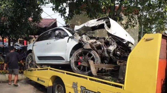 Mobil Porsche sedang diderek, setelah menempel di dinding kantor Sat Samapta Polrestabes Medan, Rabu (8/5/2024). TRIBUN-MEDAN/ALFIANSYAH