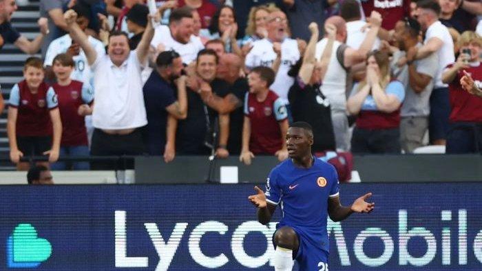 Moises Caicedo melakukan pelanggaran di kotak penalti saat laga debutnya bersama Chelsea di Liga Inggris 2023-2024.