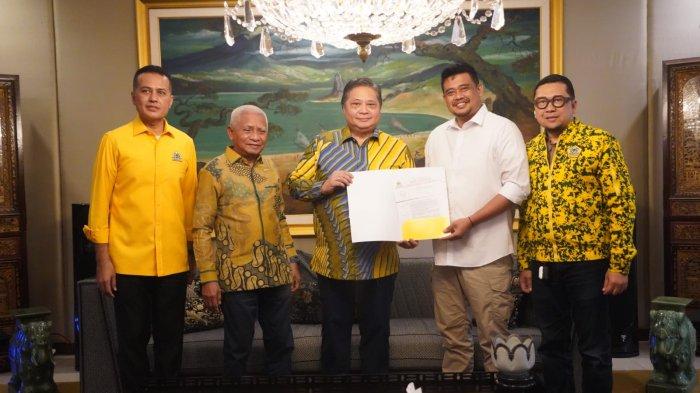 Momen Bobby Nasution, Bupati Asahan Surya, Ketua Umum Airlangga Hartato dan juga Ketua Golkar Sumut Musa Rajekshah usai menerima SK  partai Golkar Dukung Bobby-Surya untuk Maju Pilgub Sumut.
