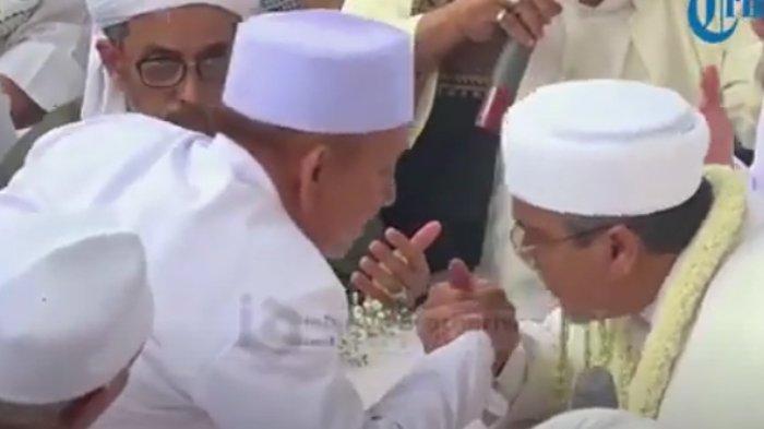 Momen Habib Rizieq Shihab Cium Tangan Mertua, Hampir Seumuran, Dulu Pernah Jadi Suadara Ipar