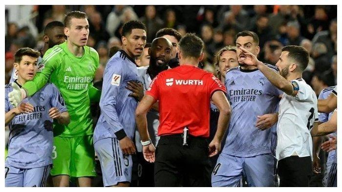 Momen Jude Bellingham protes kepada Gil Manzano pada pertandingan Valencia vs Real Madrid pekan 27 Liga Spanyol di Stadion Mestalla, Minggu (3/3/2024). Real Madrid ditahan imbang Valencia 2-2. 