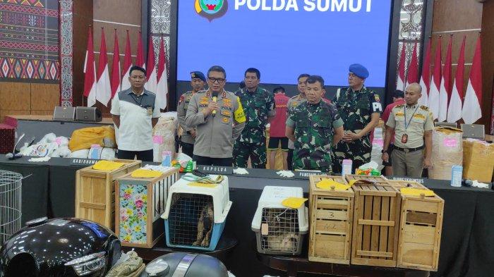 Momen Kapolda Sumut Irjen Agung Setya Imam Effendi dan Pangdam I Bukit Barisan Mayjen Mochamad Hasan konferensi pers penyelundupan sepeda motor, ayam, anjing hingga obat-obatan asal Thailand, Selasa (4/6/2024). Selain 17 Moge, ada 63 ayam Thailand seharga Rp 20 hingga Rp 100 juta disita.