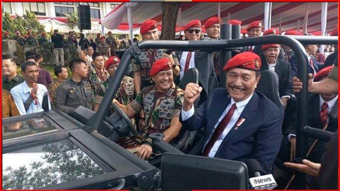 Momen Komandan Jenderal Komando Pasukan Khusus (Danjen Kopassus) Mayjen TNI Djon Afriandi menyopiri sejumlah sesepuh dan tokoh Kopassus usai upacara HUT Ke-72 Kopassus di Lapangan Mako Kopassus Cijantung Jakarta, Selasa (30/4/2024). (Tribunnews.com/Gita Irawan)