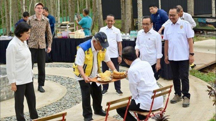 Momen Menteri Basuki Hadimuljono beraksi seperti seorang ahli pramusaji yang membawakan sarapan untuk Presiden Jokowi.