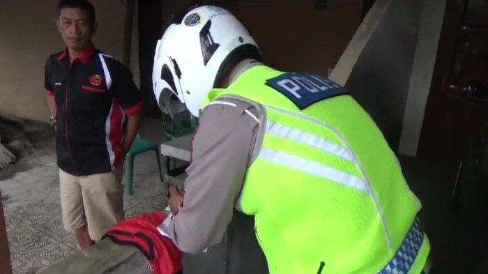 Momen Polisi Lalu Lintas menilang sopir kendaraan bus yang tetap menaikkan dan menurunkan penumpang di sepanjang Jalan Sisingamangaraja Medan, bukan di Terminal Terpadu Amplas, Rabu (10/1/2024).