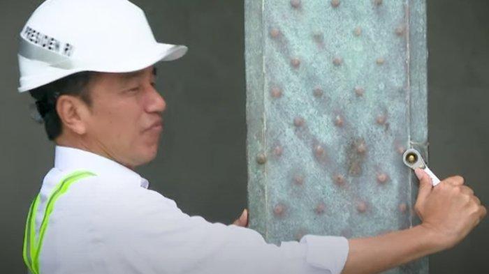 Presiden Joko Widodo (Jokowi) memasang mur proyek Kantor Presiden di Ibu Kota Nusantara (IKN), Sepaku, Kabupaten Penajam Paser Utara, Kalimantan Timur (Kaltim), Jumat (22/9/2023).