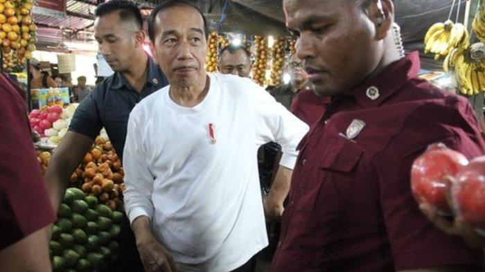 Momen Presiden Jokowi membeli buah-buahan di Pasar Buah Berastagi, Kabupaten Karo, Sumatera Utara, Sabtu (13/4/2024). (Dok. Sekretariat Presiden )