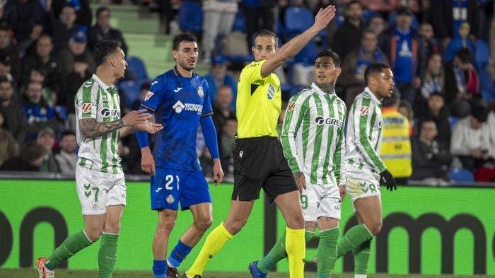 Momen Antony menerima kartu merah saat Real Betis melawan Getafe pada jornada 25 Liga Spanyol 2024-2025 di Stadion Balaidos, Minggu (23/2/2025)